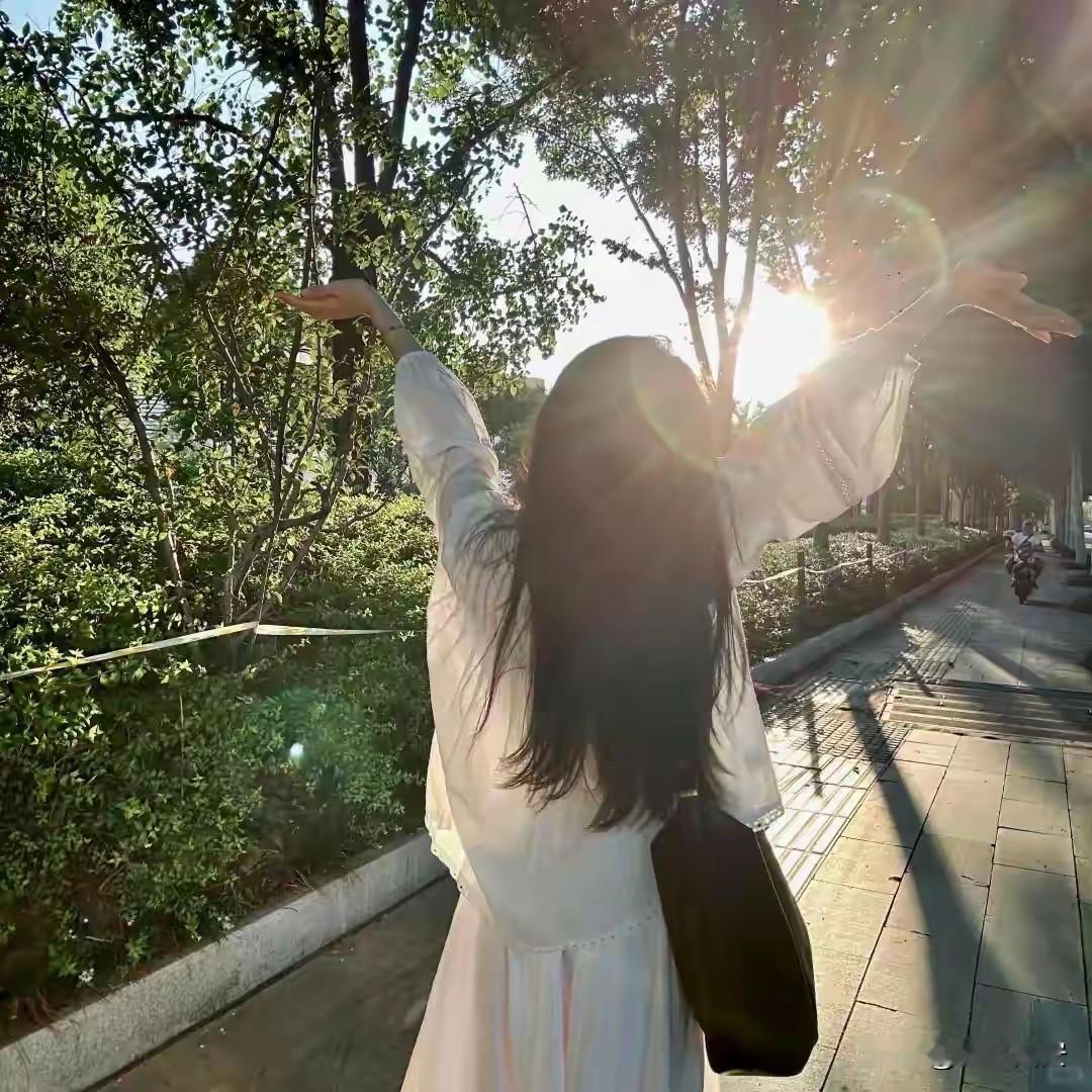 只有吃过无数的亏，才会明白的职场道理。1.讨好老板的同事的人，其实并不坏