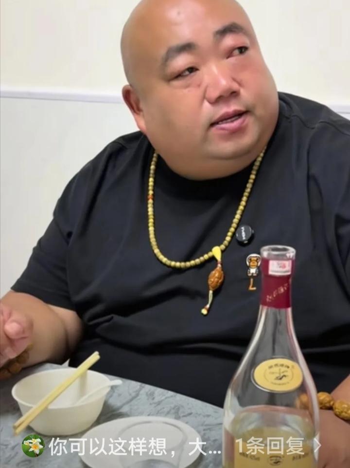 男子独自进店，一口气点了满满一桌子菜，服务员看着都纳闷，上前询问：大哥，就您一个