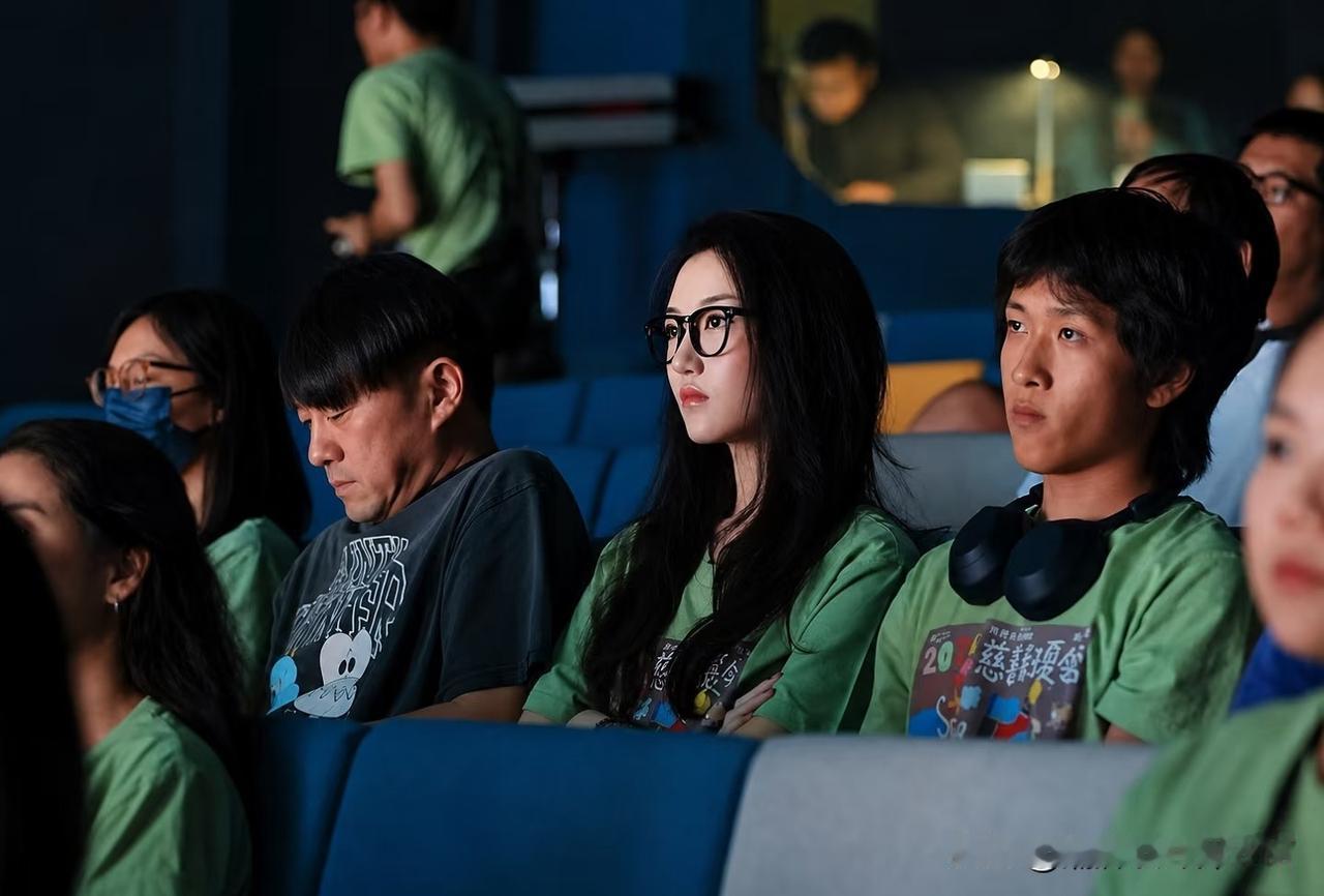 王菲没想到，自己最爱的小女儿李嫣，竟又给李亚鹏疯狂长脸了！19岁李嫣假期回国