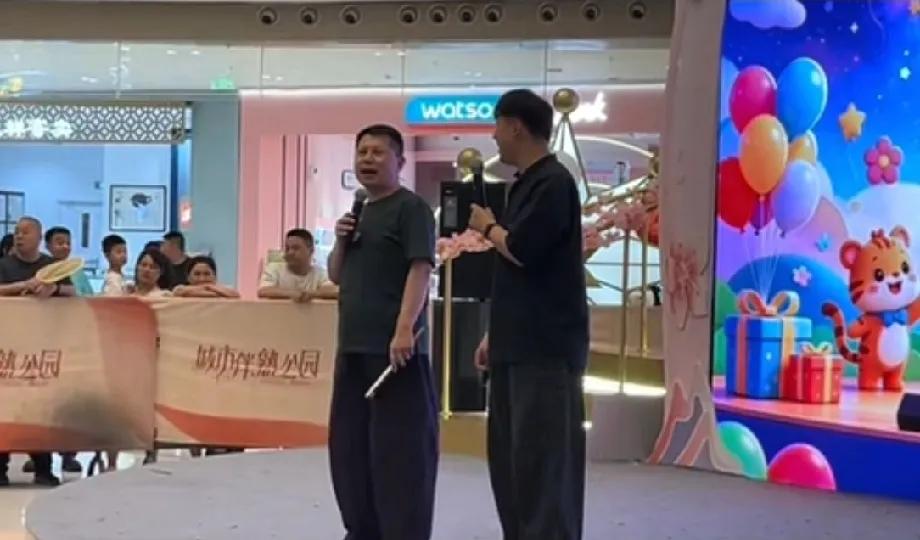 何云伟现在落魄到接这种商场的小规模商演了。六一儿童节，某商场邀请到了何云伟，