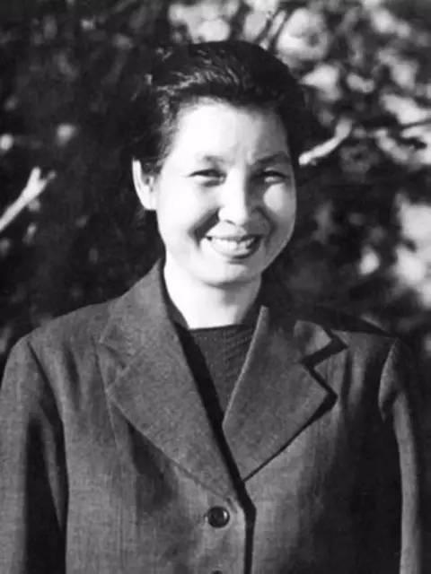 年轻时的曾志容貌出众，肤白貌美，五官姣好，气质出尘，身材高挑，妥妥的大美女，惊为