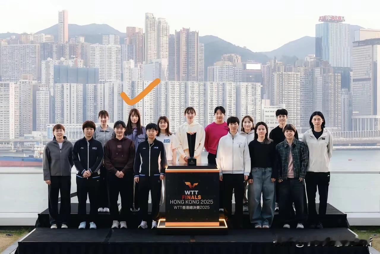 陈熠是香港总决赛十六个单打运动员里个子最高的那个，其次就是王曼昱了。个子最矮