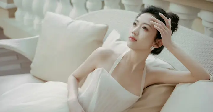 向涵之白裙惊艳亮相！甜美蜕变引发时尚圈热议