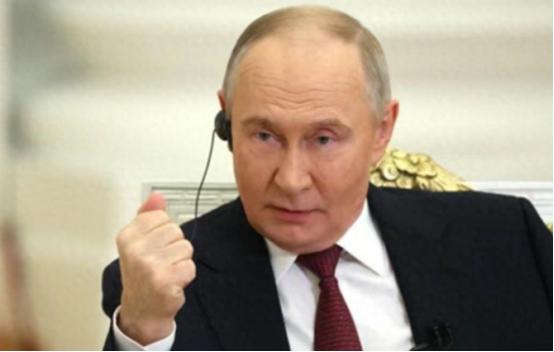 普京这回是真的遇到了大麻烦，俄罗斯的钱袋子正在疯狂缩水。就在这个节骨眼上，那个一