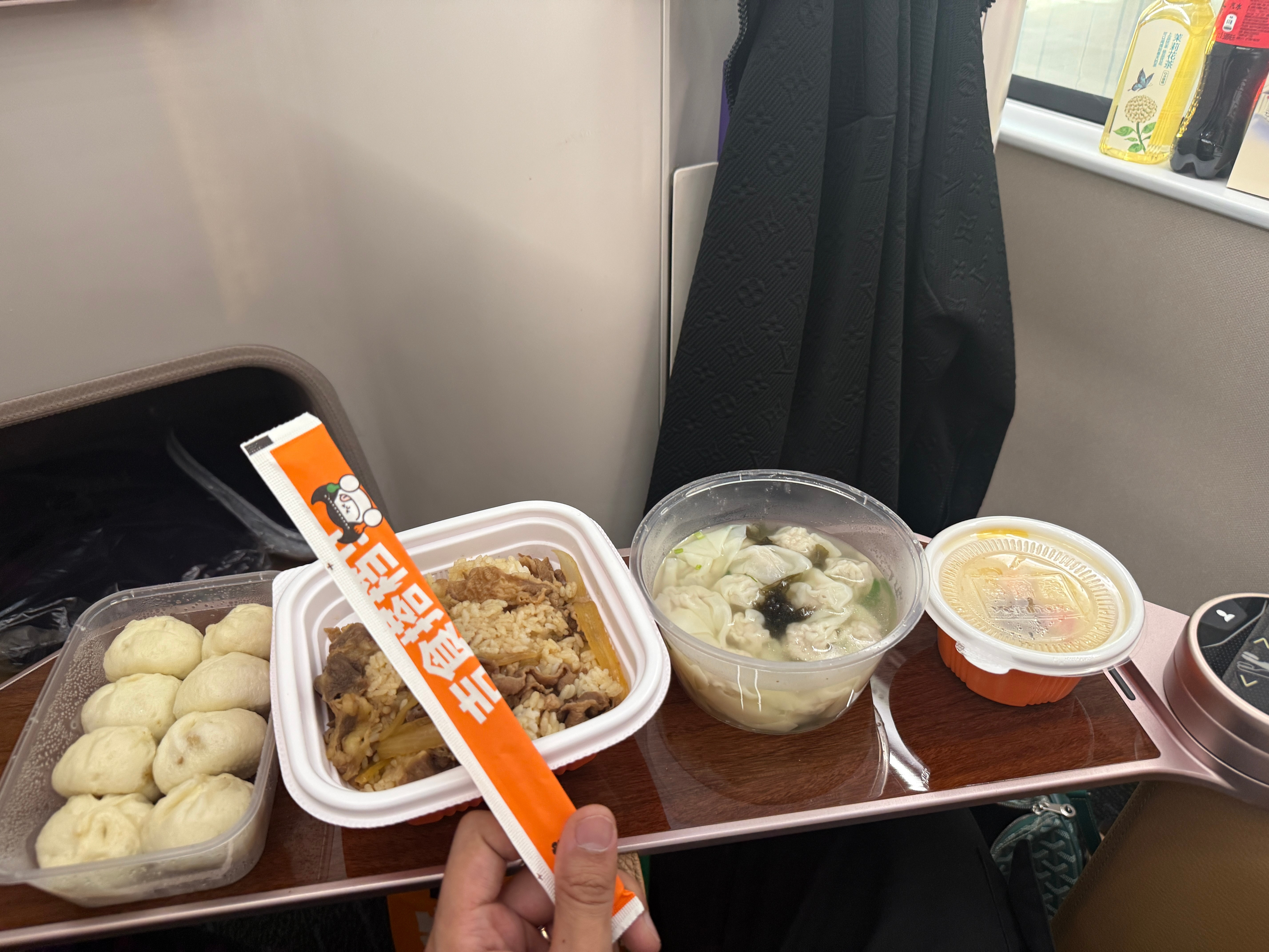 5点左右才吃上今天的第一顿饭忙了一天给我饿的头晕眼花的😵‍💫上了高铁打开外卖