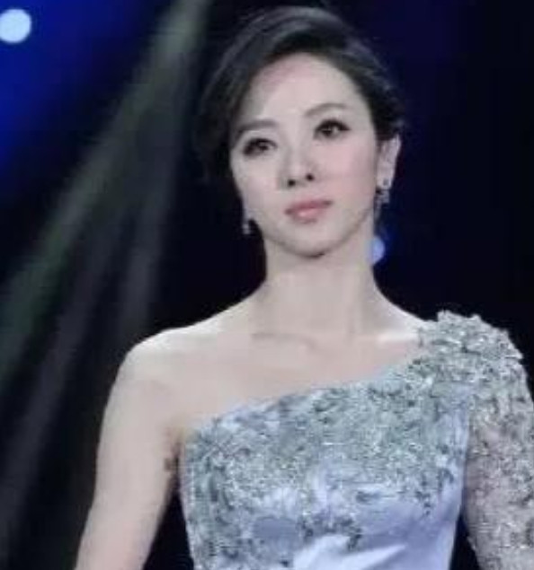 2014年，《春节联欢晚会》的总导演找到了李思思，邀请她来当主持人，可此时的李思