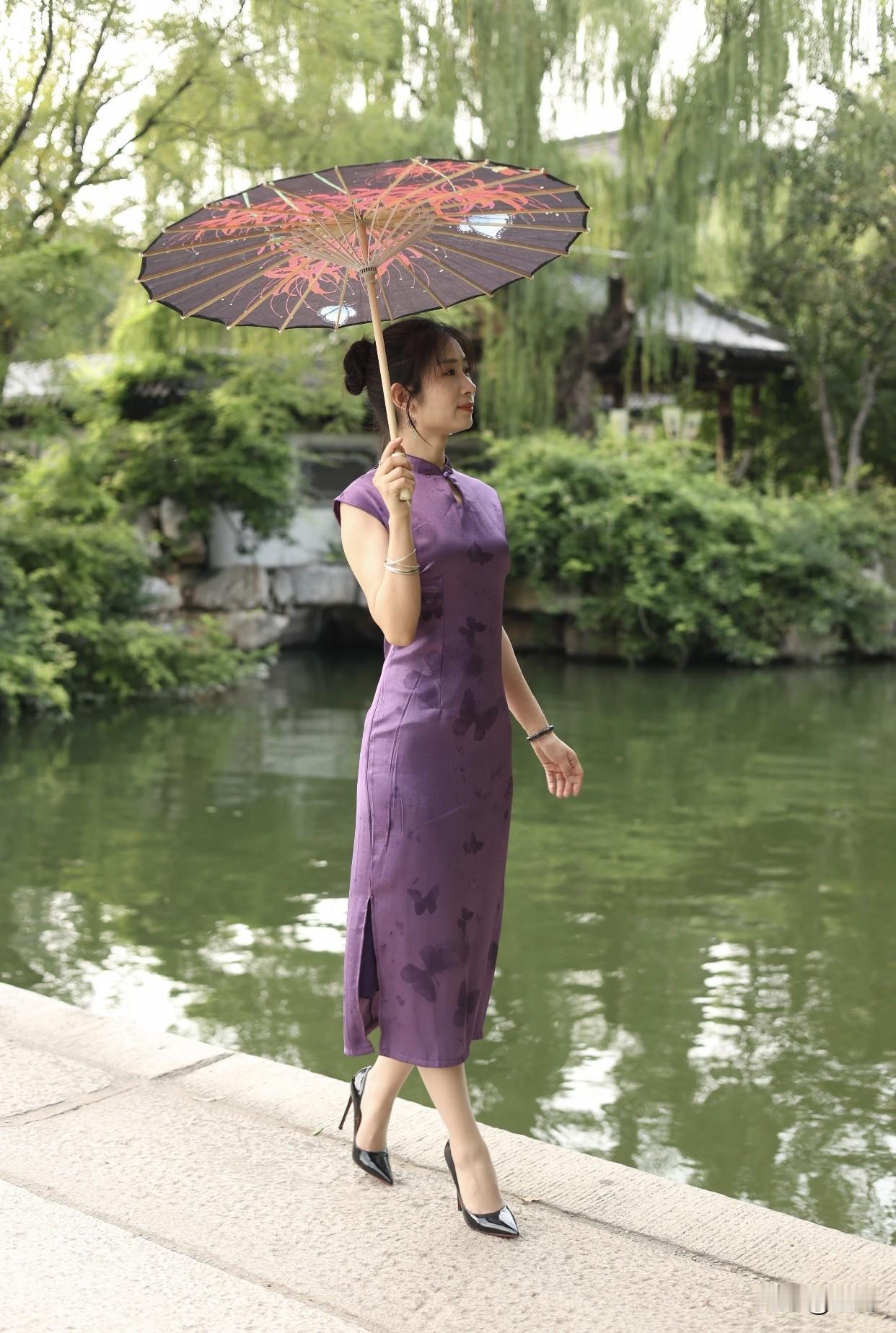 古典淑女有什么特点举止优雅，走路姿势轻盈且端庄。