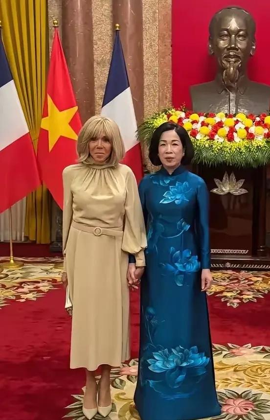 72岁的布丽吉特.马克龙，这身材，这状态真绝了！一袭高领收腰裙配齐肩微卷发减龄2