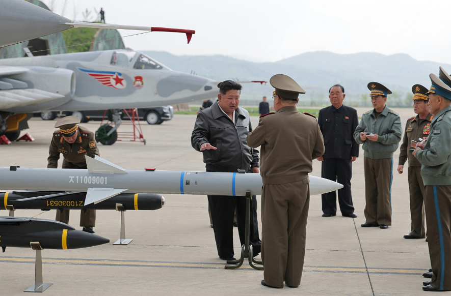 霹雳15在印巴空战大杀四方，没料到曹县突然曝光自研“霹雳15”，韩国彻底破防了：