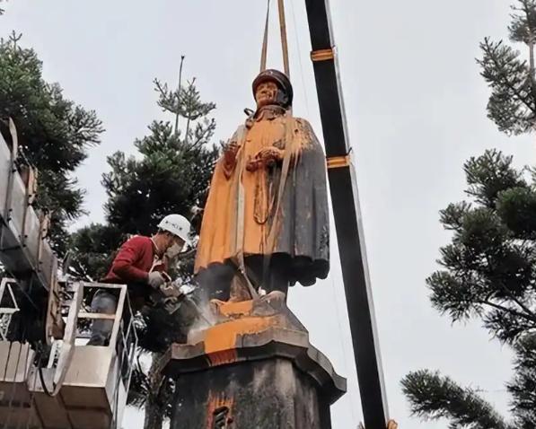 蒋介石在台湾的760座雕像，如今已全部拆除。说来讽刺，蒋介石做梦都没有想到，自己