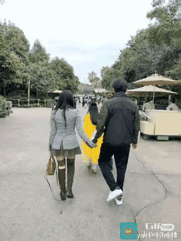 伊能静绝对不是刻意扮嫩，因为伊能静是真嫩。真的，你不服不行。伊能静的嫩是自内