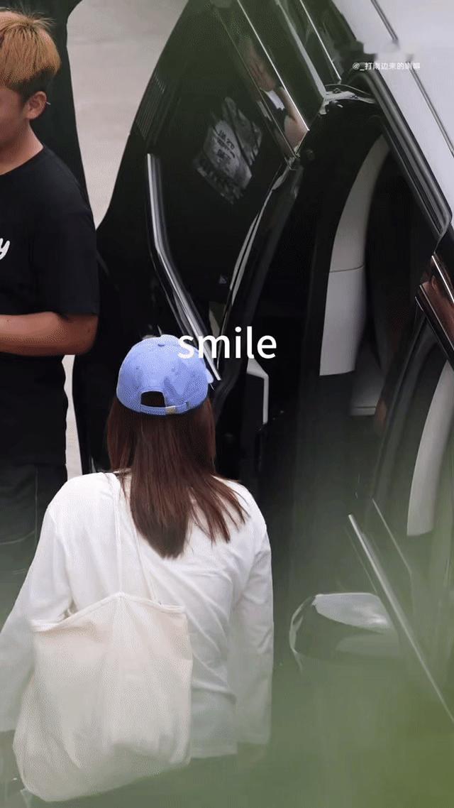 张凌赫顺毛上班新鲜掉落的上班张凌赫好嫩好少年啊好久不见赫赫熟悉的大长腿和