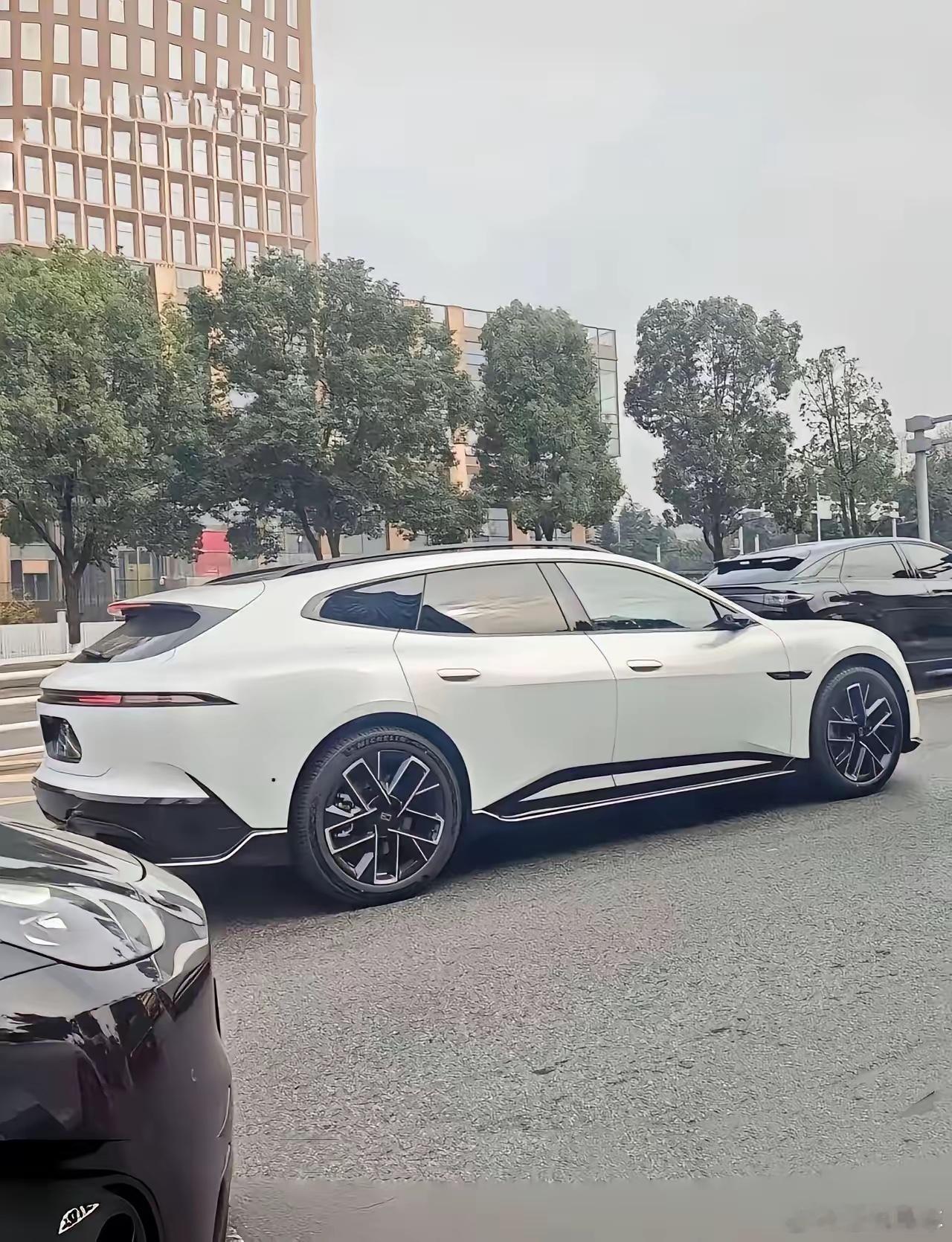 阿维塔06T实车图来了，与官图差不多，车尾比阿维塔06大很多，很有猎装车的感觉，