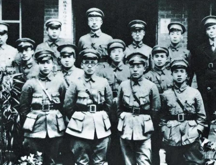 1960年，海南乐会县一个普通的老农，临终前拉着妻子的手，讲了一段她做梦都不敢信