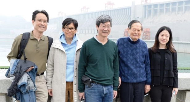 翁帆在杨振宁的儿女面前是最年轻漂亮的小妈，但是学历也是最低的，杨振宁的儿女都是海