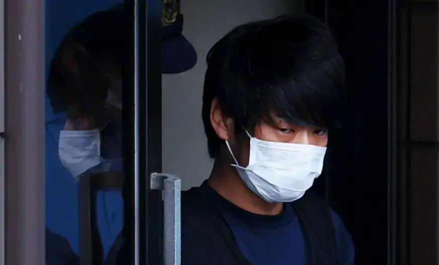 万万没想到为了不伤及无辜，山上彻也放弃爆炸物、尝试买枪，结果却被骗了11月2