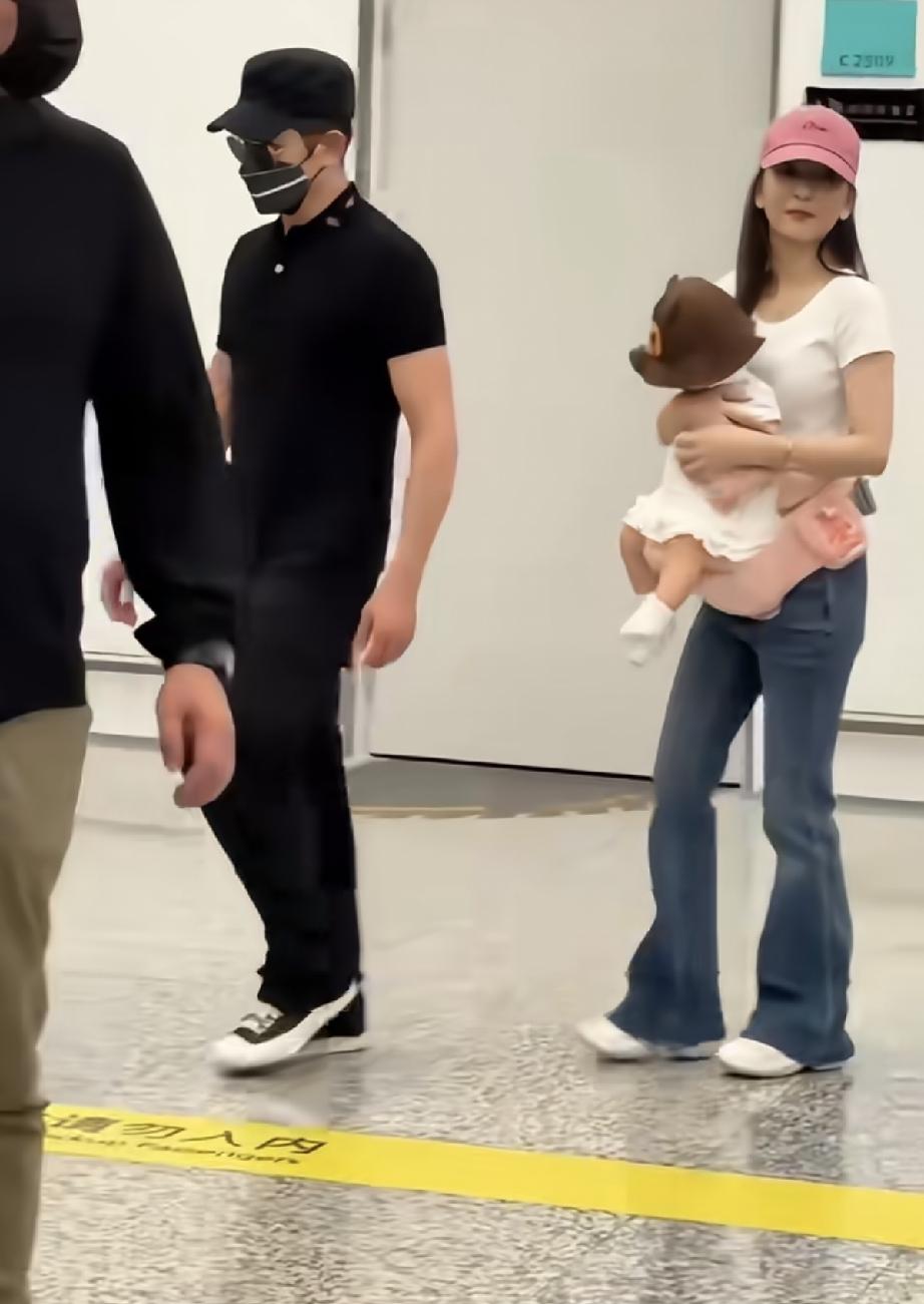7月17日，方媛与郭富城带三个女儿现身香港机场，方媛个子好矮，比郭富城还矮一截，
