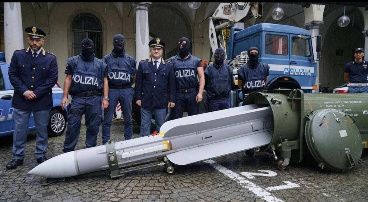 意大利黑帮无所不能，连雷达制导空对空导弹都搞到手。幸亏警方及时发现。据悉黑帮准备