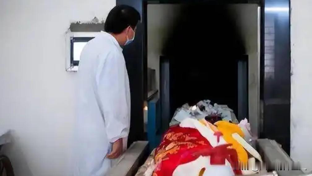 1995年，东莞市殡仪馆内送来了一具已经有味道的女尸，火化工人何亚胜正打算把她推