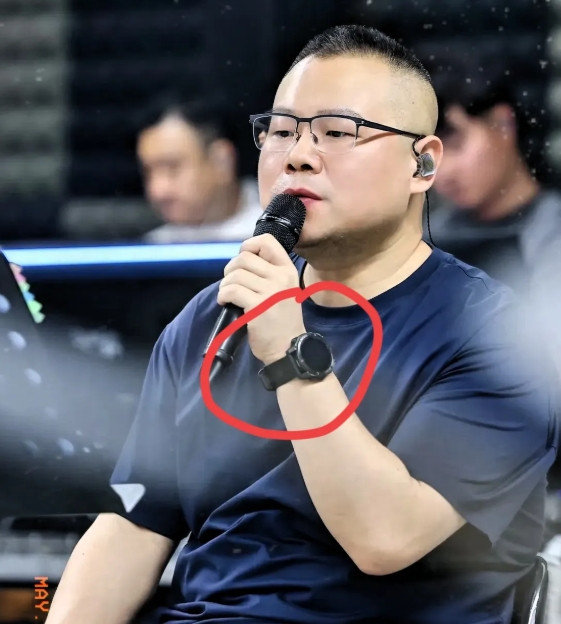 一觉醒来岳云鹏成为全网最大的笑话了。不是他要开演唱会，也不是他又胖了，而