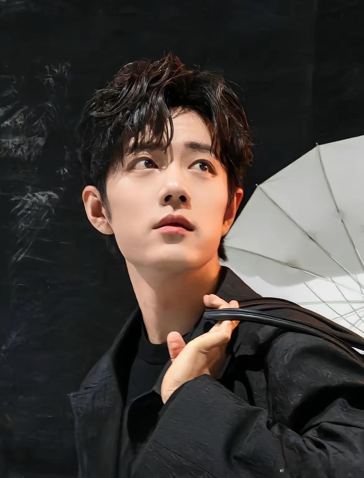 其实肖战最大的资本，不是他长得帅，也不是他商业价值多么的高，而是他在对待每一个通