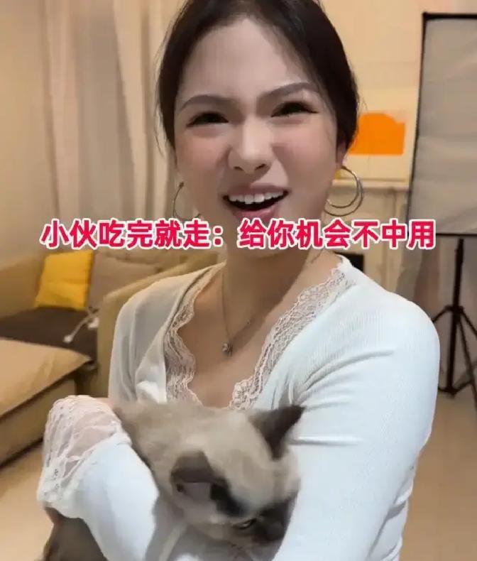 江苏这小伙子，把喝断片的29岁女同事扶上床，扭头就走了。网上不少人笑他傻，说他活