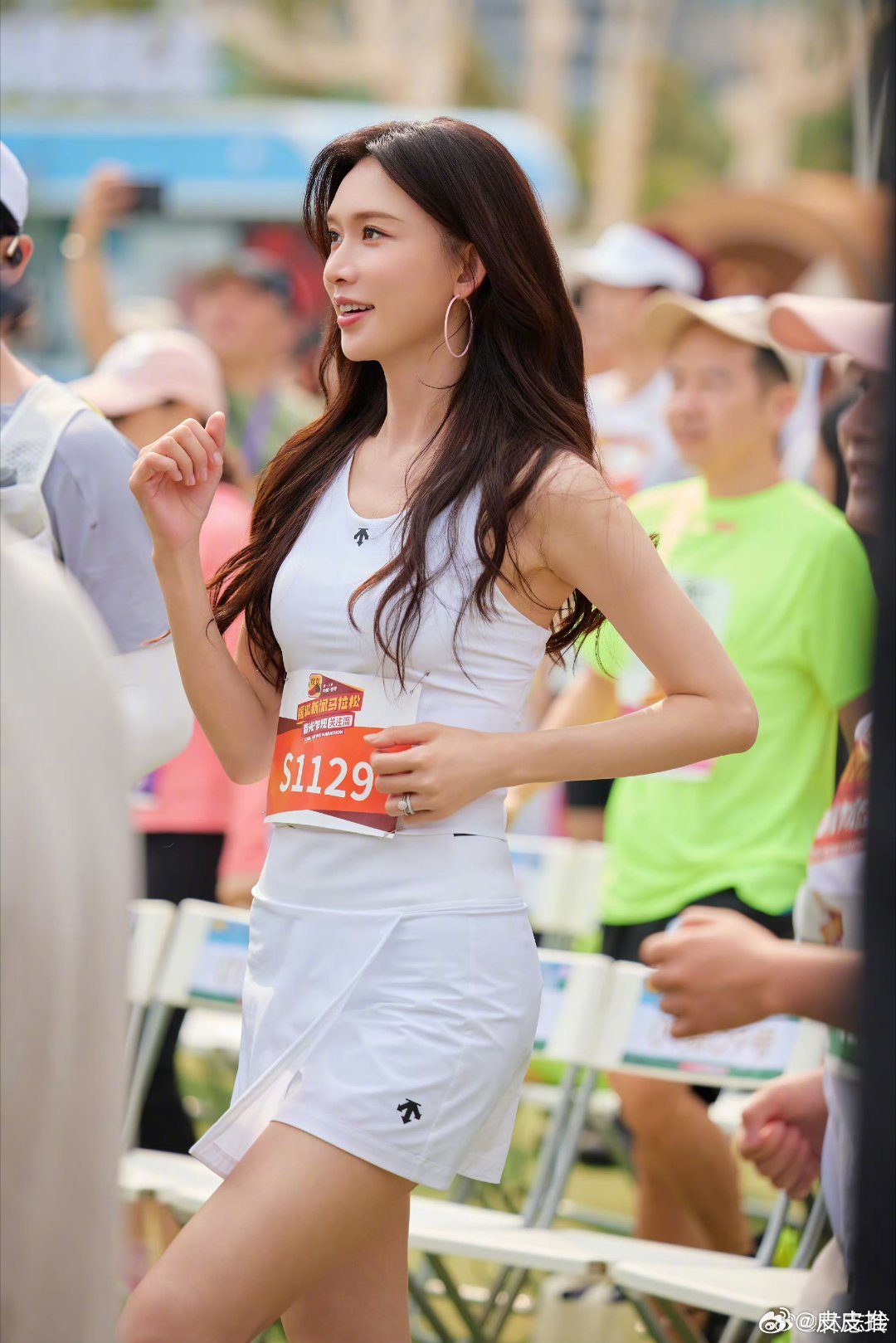 林志玲保养真好，今年50岁了，看起来还像个小姑娘一样。