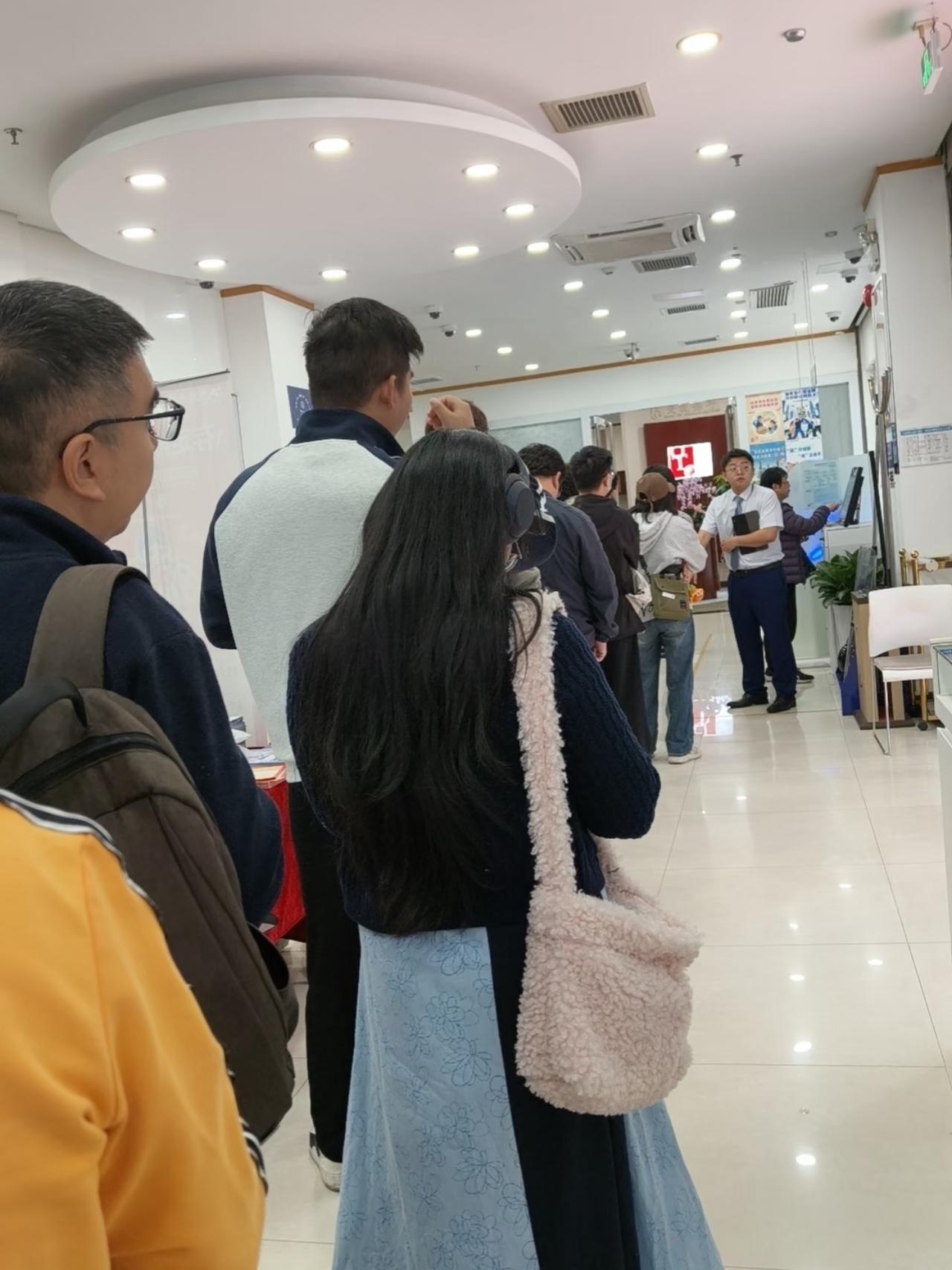 现在卖黄金和买黄金的，估计都要悔到拍大腿！不是金价还在跌，而是315刚到，多