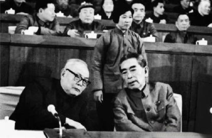 1975年，在四届人大的一次会议上，周总理和叶帅坐在主席台上，留下了这张合影照