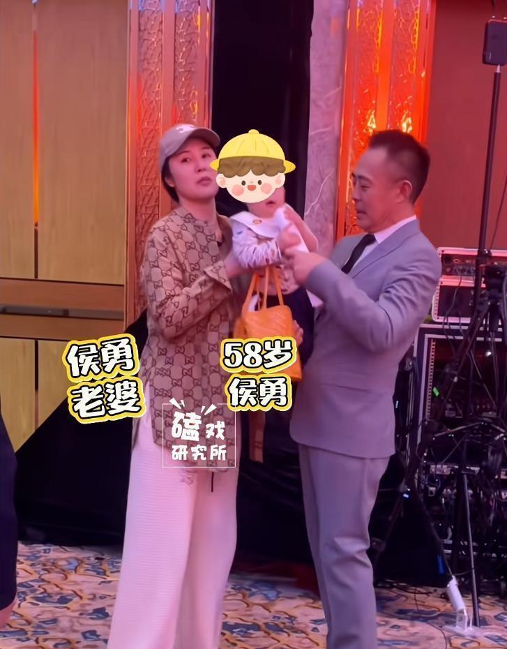 钩子：58岁侯勇抱着儿子，手臂绷紧，嘴角咧到耳根。网友说像三代同堂。他第三次