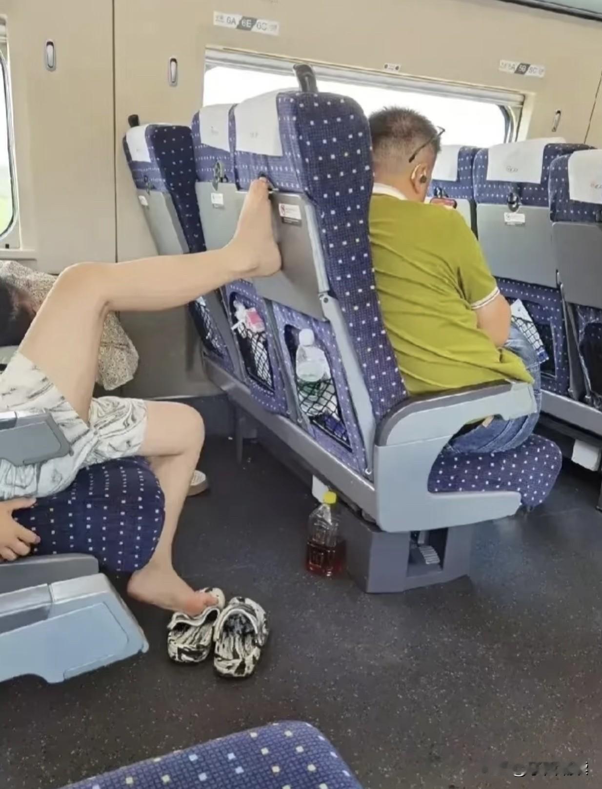 这腿是男的还是女的？估计半个小时再不放下来，车上会有一场战斗！