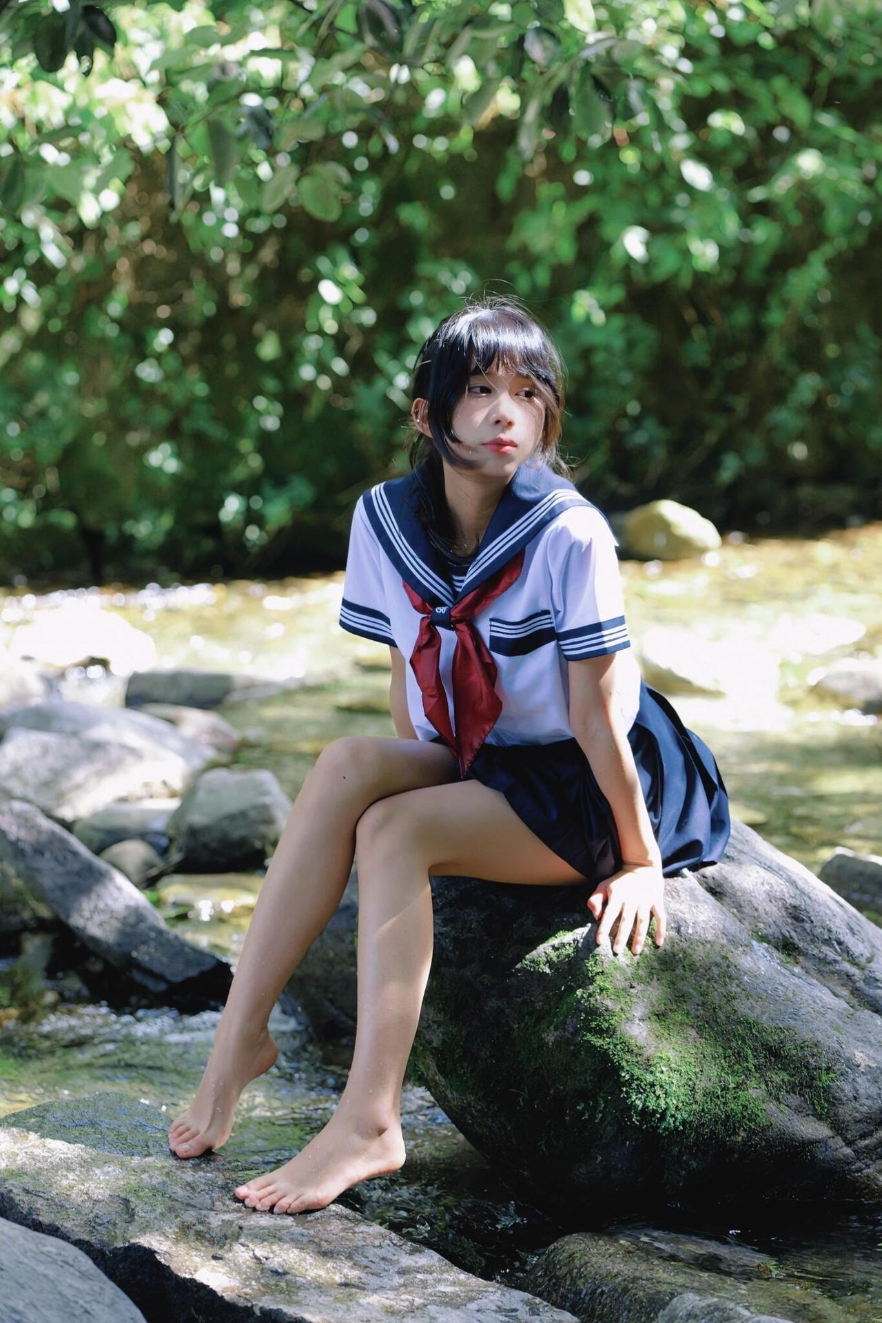 这组照片的细节和情绪把握得很到位。学生服的领口、百褶裙的褶皱这些细节都很清晰，还