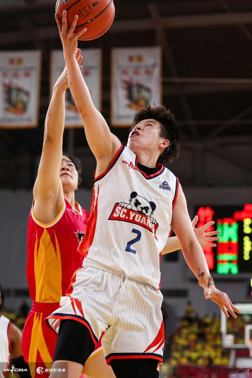 在李缘投进那个三分的时候，我激动的流泪了因为我本赛季一直希望四川女篮夺冠，但