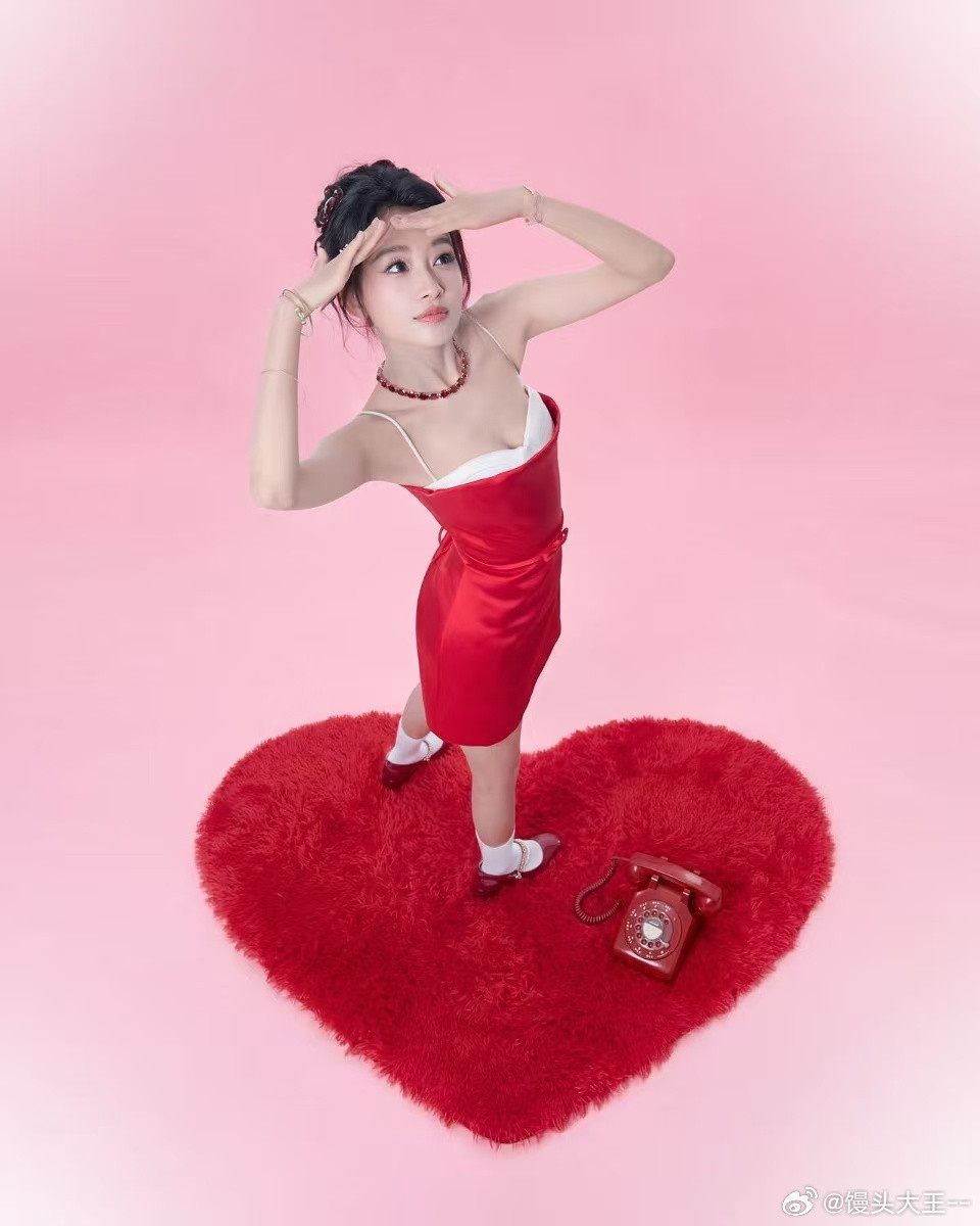 孙怡的红裙造型甜度满分孙怡在逃真人芭比树莓红真的好衬孙怡的气质，温柔灵动还很显