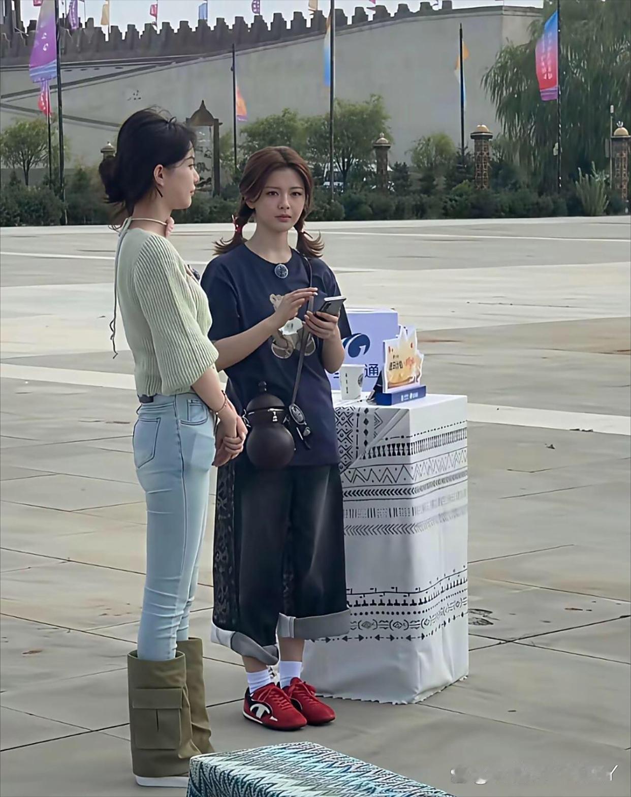 杨超越不是一米六八吗？这么看根本不像。​​​