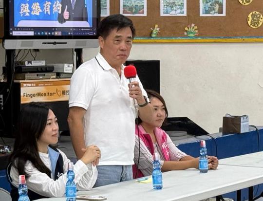 .国民党主席选举这出戏越来越好看了，基层党员当场逼宫郝龙斌，非要他承诺让郑丽文当