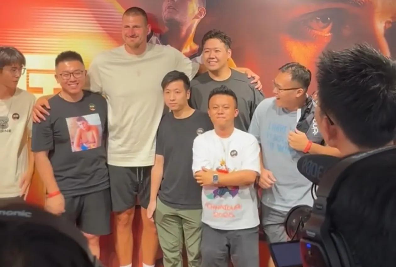 约基奇笑得合不拢嘴，中国球迷真的太会搞事了！正在中国参加活动的约基奇每天忙着和