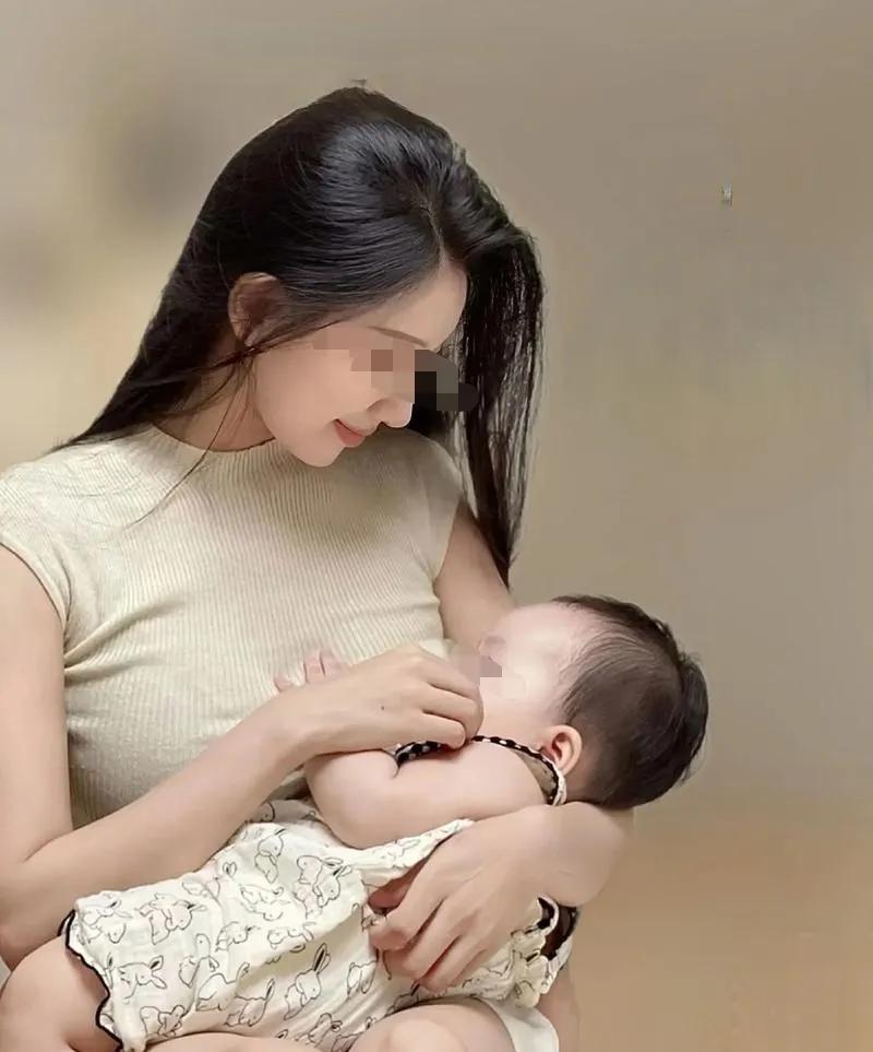 广东东莞，一女子带娃去影楼拍照，她想给娃喂奶，工作人员把她带到选片室，她撩起衣服