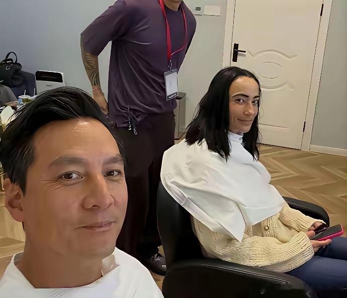 这张照片真的要笑死我了，这竟然是吴彦祖的老婆。这放大一看，这俩不是都长一样的吗？