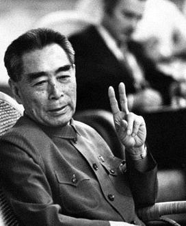 1959年，人民大会堂刚建成，国家大事在里面一场接一场，可周恩来注意到的，不是大