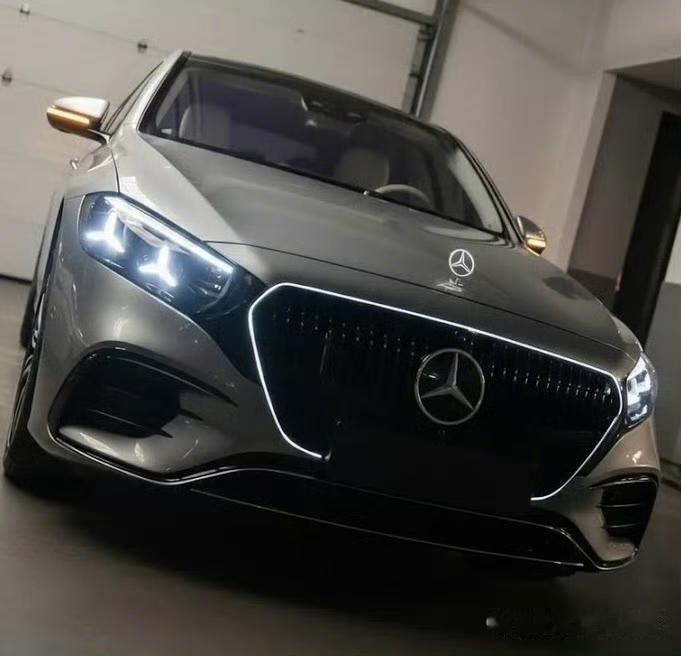 新款奔驰S大家感觉怎么样？用上了发光的大尺寸进气格栅，并且用上了发光的立标，