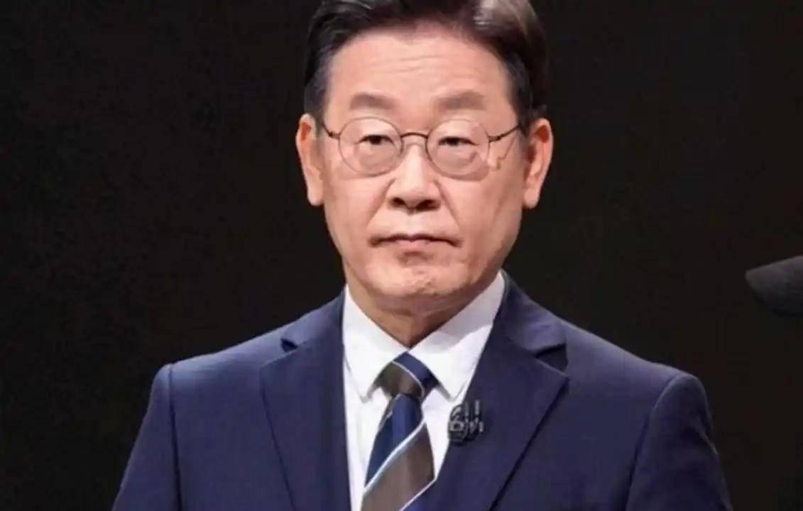 李在明胜了。对于这个三次选总统的人来说，太不容易了。李在明笫一次参选败给同党