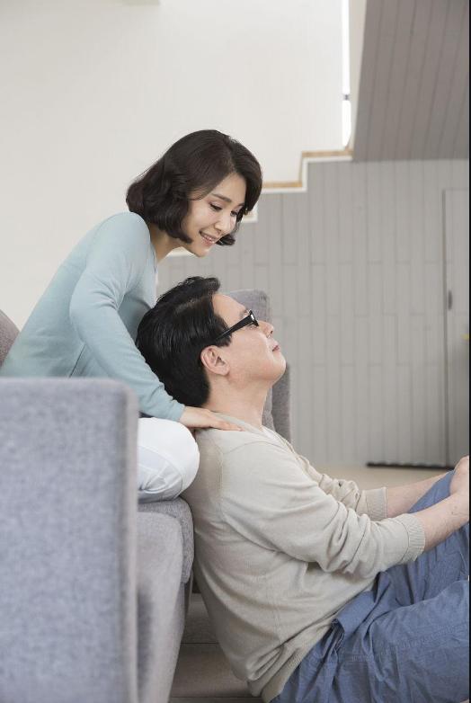 瞎折腾！一男子下班回家后，脖子那里有些酸痛，就让妻子用网上学来的手法，来给他按摩