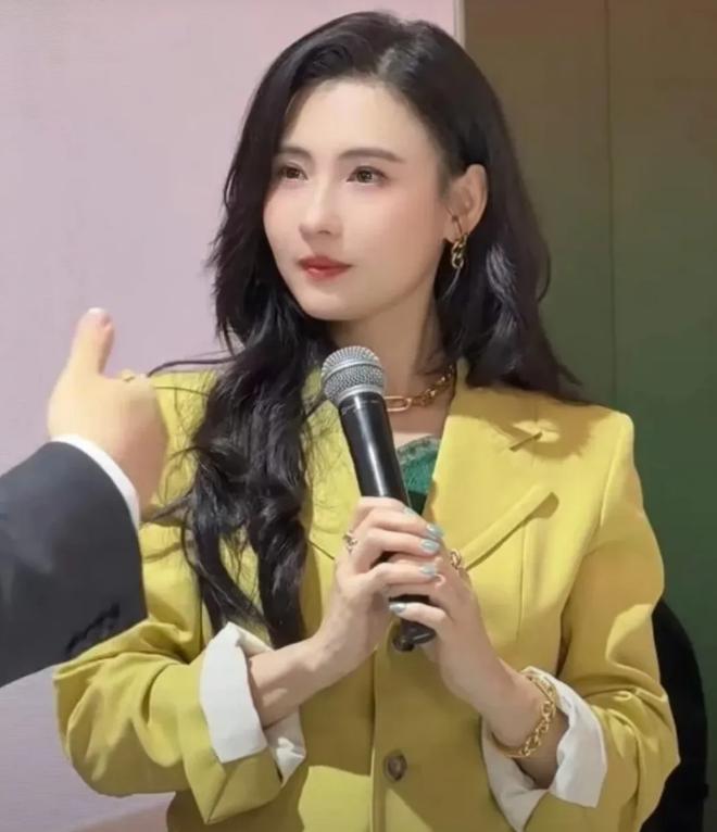 张柏芝，连夜冲上热搜！3月12日深夜，张柏芝连夜冲上了热搜！这次不是因为谢霆