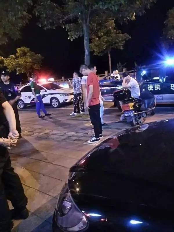 昨晚, 南溪滨江路宵夜店有人打架受伤! 特警都出动了