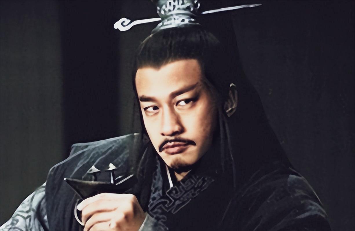 看似公平的分封，为何让项羽落得乌江自刎？公元前206年，咸阳城外，项羽站在