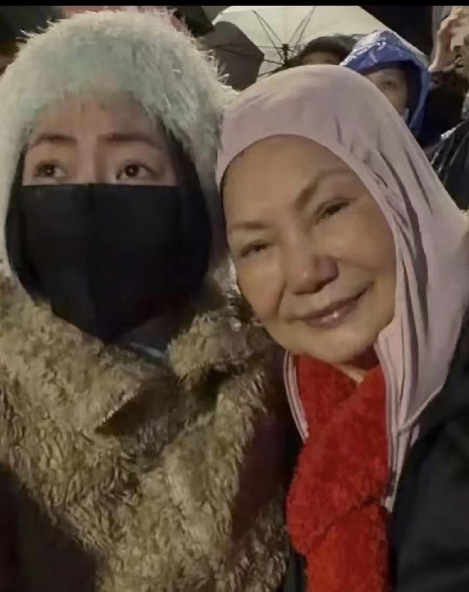 跨年之夜，S妈黄春梅和小S眼泪汪汪，因为身边少了骨肉至亲大S；去年今日，大S和光