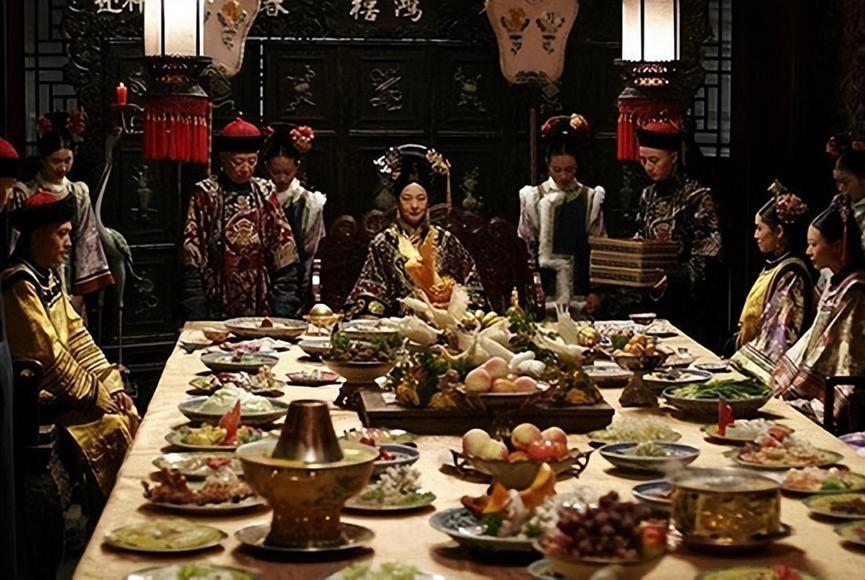 晚清，慈禧太后正在用膳。突然，她指着旁边的宫女秋雯，红着脸说：“来人，把她给我拉