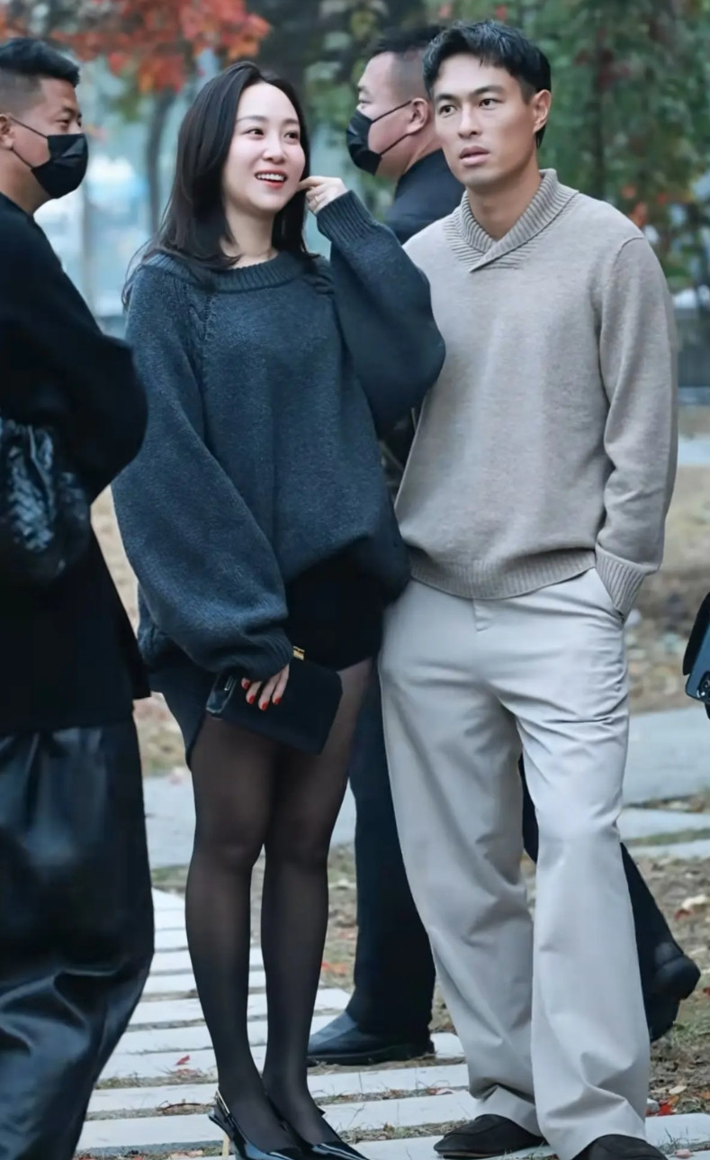 杨佑宁老婆第一眼好旺夫！好有福气！仔细一看还有点像孔孝真！真是气血十足，他好