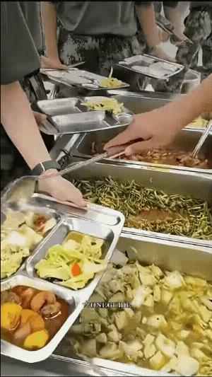 伙食也是战斗力，现在部队的官兵伙食真好，不仅管够，而且营养搭配均衡。除此之外，住